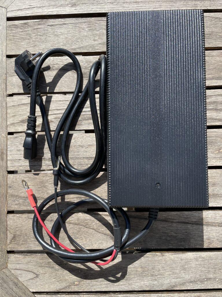 Chargeur 10A pour batterie 48V LiFePo4