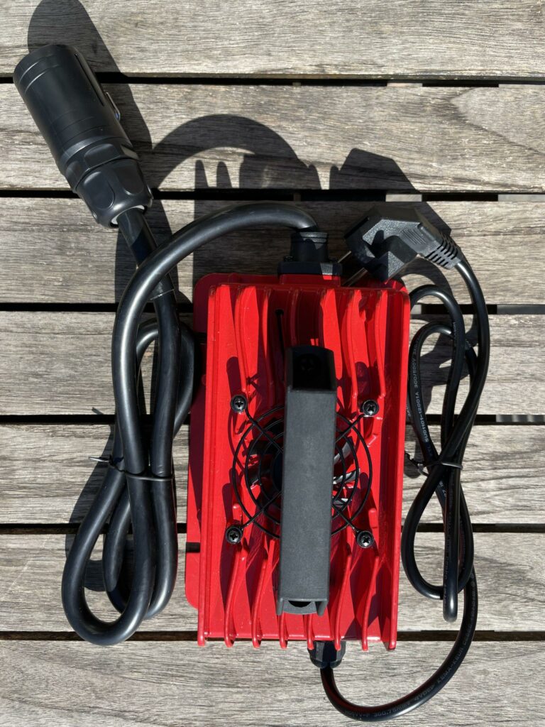 Chargeur 25A &eacute;tanche pour batterie 12V LiFePo4