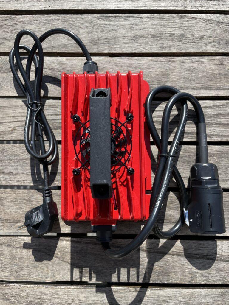 Chargeur 20A &eacute;tanche pour batterie 24V LiFePo4